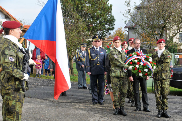 Jako první položil smuteční věnec k pamětní desce starosta obce Želeč  Ladislav Stejskal