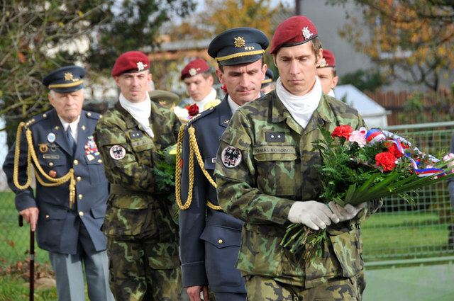 Také ředitel Krajského vojenského velitelství z Českých Budějovic plk.gšt. Ladislav Pešek vzdal hold želečskému rodákovi št.kpt. i.m. Ladislavu Říhovi