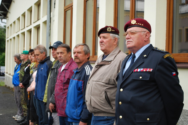 Společného nástupu se zúčastnili i výsadkoví veteráni.