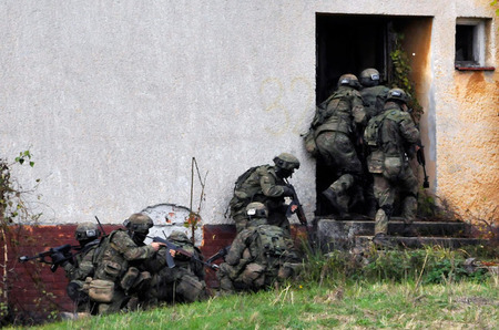 Celoroční dril zúročili vojáci i při vniknutí do objektu, ve kterém se ukrývaly polovojenské skupinky, které ohrožovaly bezpečnost místních obyvatel