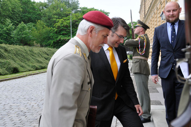 Armádní generál Petr Pavel vchází do budovy Ministerstva obrany s náměstkem pro řízení sekce obranné politiky a strategie MO Jakubem Landovským