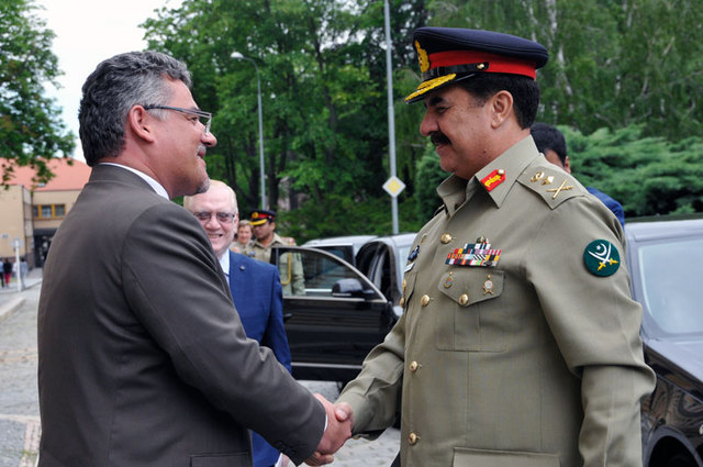 Přivítání generála Raheel Sharifa náměstkem Tomášem Kuchtou na půdě Ministerstva obrany ČR