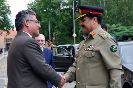 Přivítání generála Raheel Sharifa náměstkem Tomášem Kuchtou na půdě Ministerstva obrany ČR