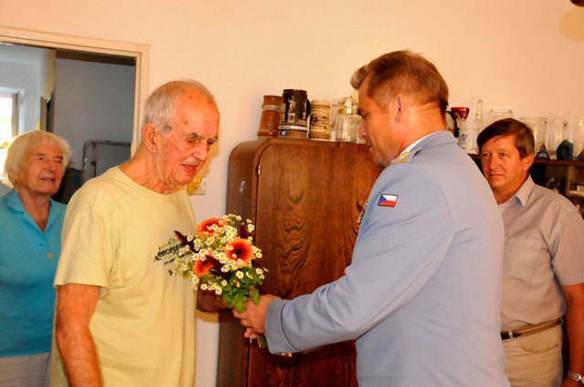 K 89. narozeninám, které armádní generál Karel Pezl oslavil 14. září 2016, mu blahopřáli plk. gšt. Milan Virt a Lubomír Adamus
