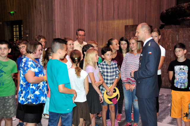 Vojáky 18. jednotky leteckého poradního týmu z Afghánistánu přišli podpořit jejich patroni - děti ze Základní školy T.G. Masaryka v Milovicích