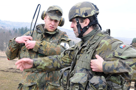 Komplexní výcvik řídil velitel 41. mechanizovaného praporu podplukovník Jiří Líbal (vpravo), který se na střelnici Mětikalov potkal s velitelem čety německého Bundeswehru poručíkem Davidem Beischerem