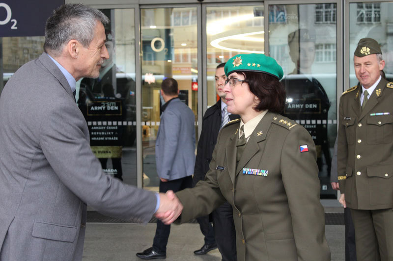 Ministra obrany Martina Stropnického přivítali na zahájení prezentace AČR před OC Atrium Flora plukovnice Lenka Šmerdová a generál Jaroslav Kocián