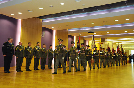 Slavnostní nástup v konferenčním sále hotelu DAP byl zahájen přinesením bojových praporů