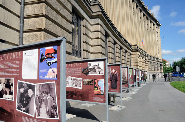 Výstava před Generálním štábem AČR v pražských Dejvicích je připomínkou 75. výročí operace Anthropoid a hrdinství lidí s ní spojených
