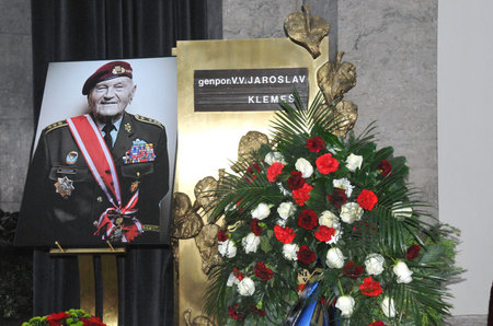 People pay homage to the last WWII paratrooper