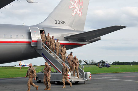 Vojáci 9. úkolového uskupení AČR na letišti v pražských Kbelích