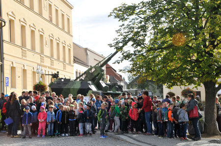 Před oficiálním zahájením Dne s AČR ve Spáleném Poříčí očekávaly děti přílet hlavní atrakce, kterou byl vrtulník plzeňských záchranářů