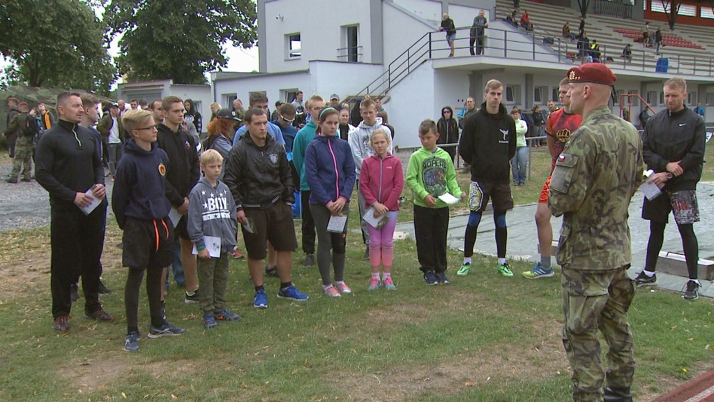 Během Army testu si zájemci otestovali na Stadionu Emila Zátopka v Chrudimi svoji kondici