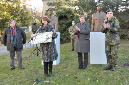 Ze slavnostního předání symbolického šeku na Posádkovém velitelství Praha. Zleva: profesor Peter Siegl, v popředí starostka Marie Kousalíková, dále Lubomír Adamus a velitel Posádkového velitelství Praha plukovník gšt. Milan Virt