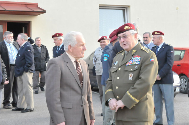 Setkání výsadkových veteránů je vždy příležitostí potkat kamarády "ve zbrani". jedním z členů jindřichohradeckého klubu je také generál Karel Blahna, kterého si mnozí pamatují jako velitele jednoho z československých praporů v misi UNPROFOR (vpravo)
