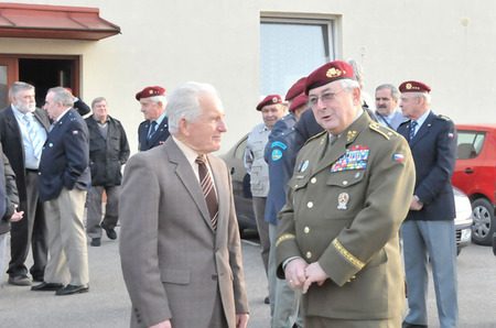 Setkání výsadkových veteránů je vždy příležitostí potkat kamarády "ve zbrani". jedním z členů jindřichohradeckého klubu je také generál Karel Blahna, kterého si mnozí pamatují jako velitele jednoho z československých praporů v misi UNPROFOR (vpravo)