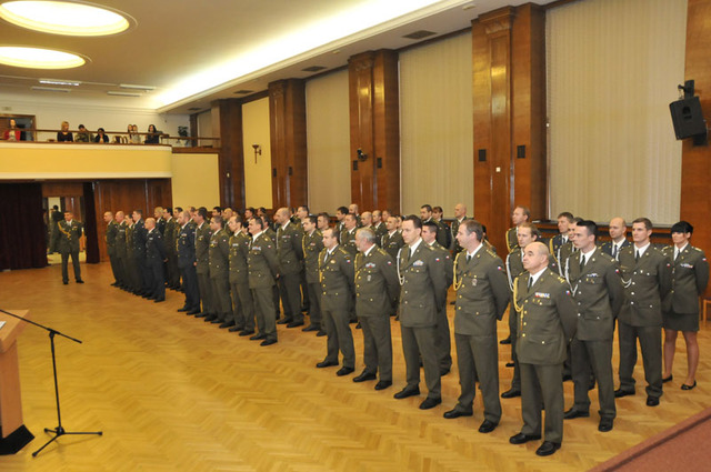 Vojáci 7. úkolového uskupení AČR ISAF nastoupení v hlavním sále MO ČR