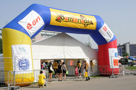 Také v pátek 23. května dopoledne otevřela bambiriáda v Praze své brány pro dět na pražském Vítězném náměstí