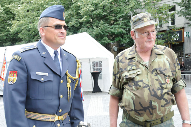 Hlavními organizátory DRILLFESTU.ARMY.CZ 2014 bylo Posádkové velitelství Praha. Na fotografi je jeho velitel plukovník gšt. Milan Virt a kapitán v záloze Jiří Kunc, výkonný ředitel Agentury CI5