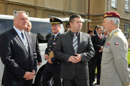 S předsedou Poslanecké sněmovny Parlamenrtu ČR Janem Hamáčkem se přivítali náměstek ministra obrany Bohuslav Dvořák a náčelník GŠ AČR armádní generál Petr Pavel