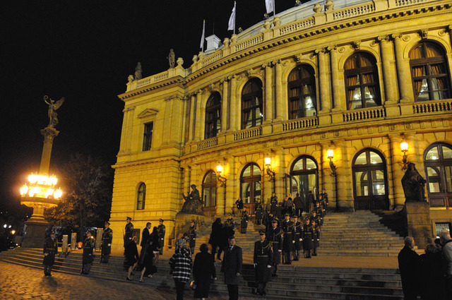 Slavnostní koncert Ústřední hudby AČR věnovaný válečným veteránům se konal v pražském Rudolfinu. Špalír hostům vytvořili příslušníci Čestné stráže AČR