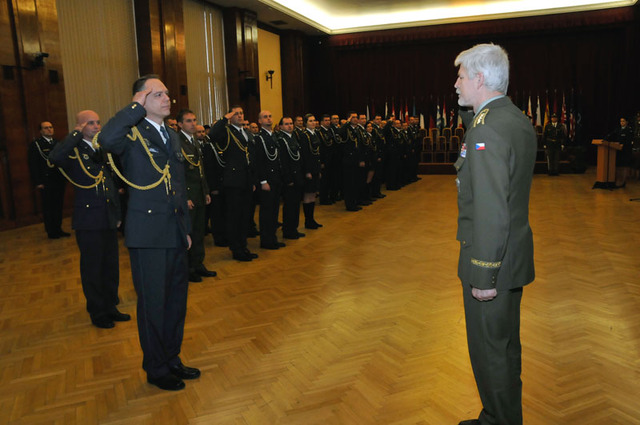 Velitel Úkolového uskupení Air Policing Island plukovník gšt. Martin Nezbeda podává hlášení náčelníkovi GŠ AČR Petr Pavlovi, který poděkoval celkem 66 příslušníkům Vzdušných sil AČR a dvěma příslušníkům mise EUFOR Althea za odvedenou práci při reprezentaci v zahraničí