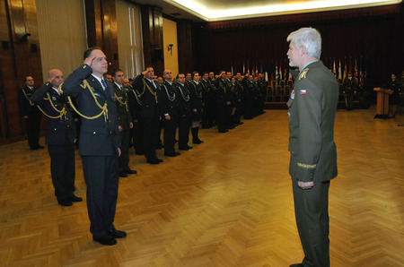 Velitel Úkolového uskupení Air Policing Island plukovník gšt. Martin Nezbeda podává hlášení náčelníkovi GŠ AČR Petr Pavlovi, který poděkoval celkem 66 příslušníkům Vzdušných sil AČR a dvěma příslušníkům mise EUFOR Althea za odvedenou práci při reprezentaci v zahraničí