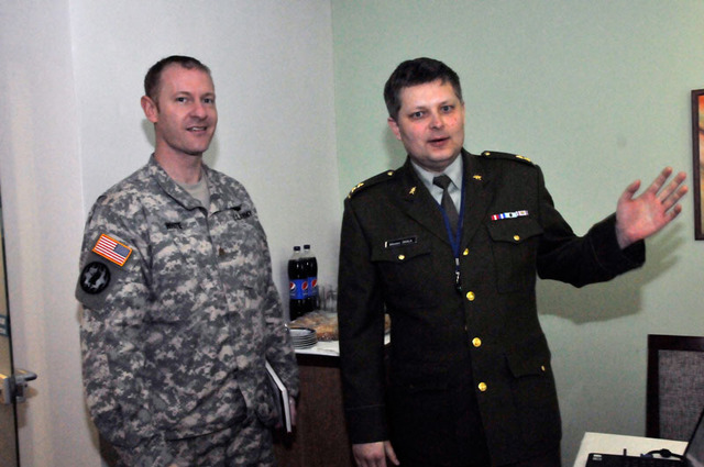 Podplukovník Miloslav Skála řídil první den konference - na snímku vlevo zástupce ambasády USA v Praze major White, který doprovázel vojáky americké Národní gardy v Praze