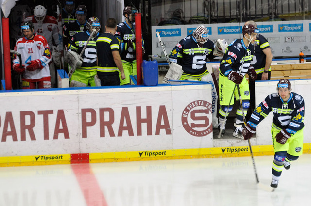 Hokejisté HC Sparta Praha nastoupili k zápasu v dresech, kterými tradičně vzdávají hold těm, kteří pro nás nasazují životy