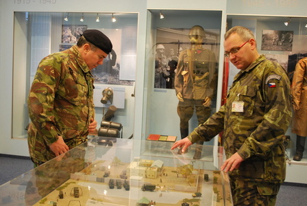 Přidělenec obrany Velké Británie navštívil chemiky v Hostivici-Břve a v Liberci