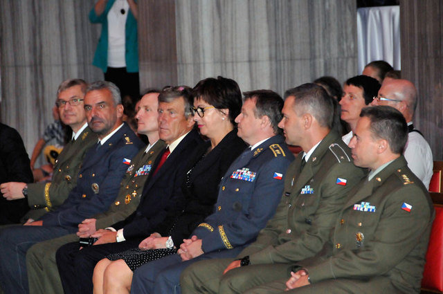 Část čestných hostů  nástupu ve Slavnostní síni na pražském Vítkově
