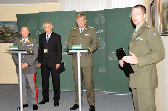 Z tiskové konference na Generálním štábu Armády České republiky při příležitosti návštěvy rakouského generála Othmara Commendy