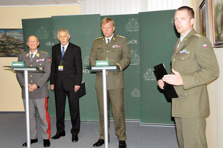 Z tiskové konference na Generálním štábu Armády České republiky při příležitosti návštěvy rakouského generála Othmara Commendy
