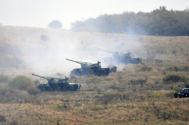Samohybné houfnice 152 mm DANA v palebném postavení