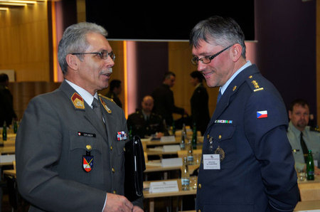 Před zahájením jednání hovoří ředitel AKIS plk. gšt. František Ridzák s plukovníkem rakouského Bundesheeru Richardem Gruberem, který zahájil první tématický okruh konference