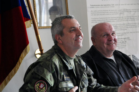 Hlavními řečníky tiskové konference byli plukovník gšt. Ivo Střecha a František Koch