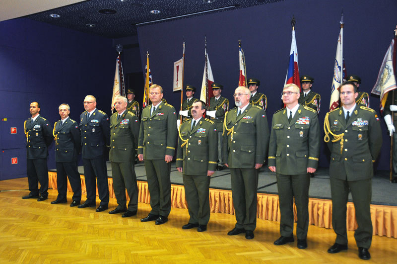 Slavnostnímu jmenování nových plukovníků byli přítomni hlavní funkcionáři české armády