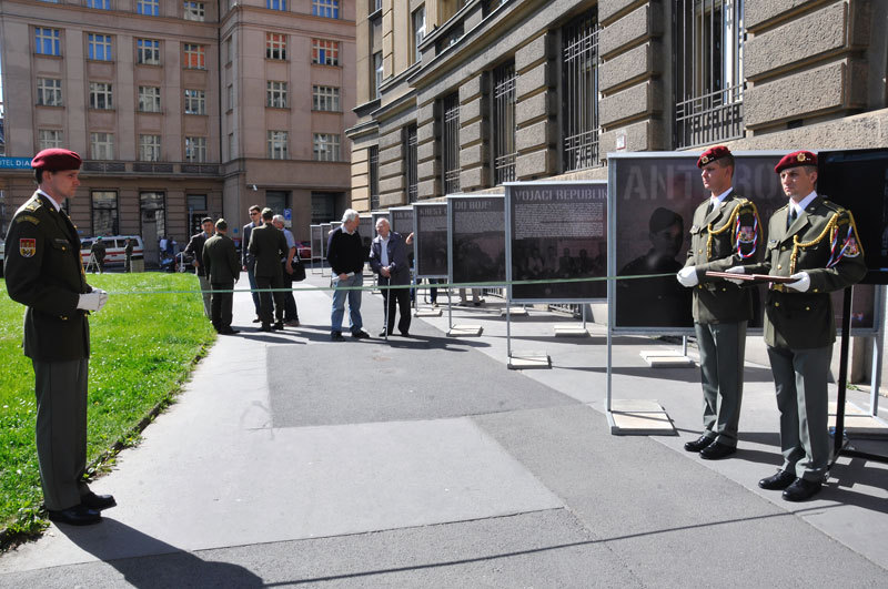 Před zahájením výstavy před Generálním štábem Armády České republiky v pražských Dejvicích