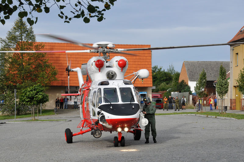 Ten díky umění pilota bravurně  dosedl na místní náměstí