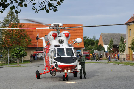 Ten díky umění pilota bravurně  dosedl na místní náměstí
