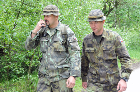 Výcvik probíhá pod námětem fiktivní situace, která ale silně připomíná dnešní realitu v krizových oblastech. Dva hlavní aktéři DIV nadporučík Jiří Jun (vpravo), který je jinak zástupcem velitele jedné z chrudimských výsadkových rot a vedoucí instruktorů nadrotmistr Martin Šromovský