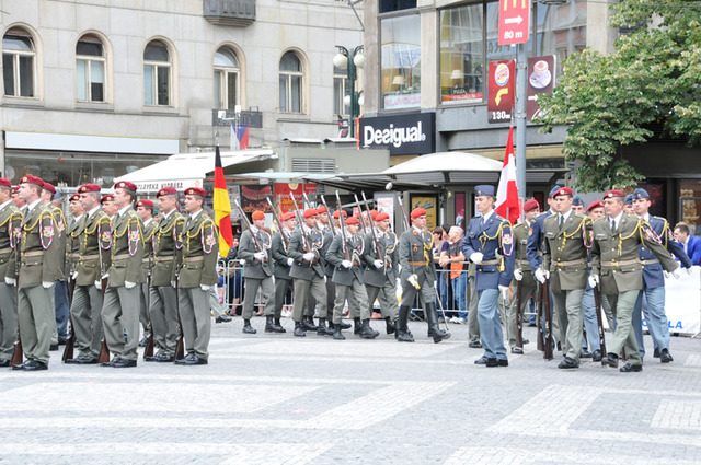 Po úvodním koncertu Ústřední hudby AČR nastoupily na plochu Václavského náměstí v Praze Čestné jednotky armád států středoevropského regionu