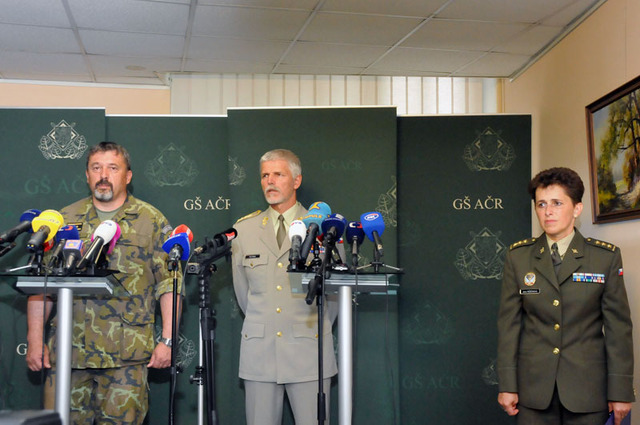 Hlavní aktéři mimořádné tiskové konference na Generálním štábu AČR v Praze