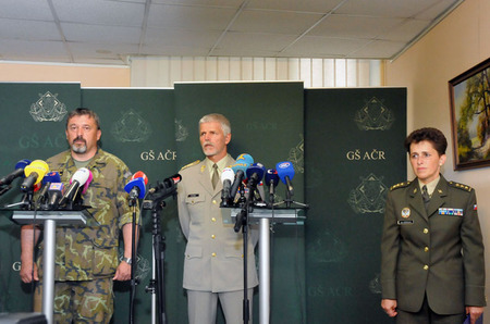 Hlavní aktéři mimořádné tiskové konference na Generálním štábu AČR v Praze