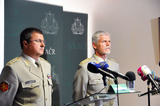 Hlavními aktéry mimořádné tiskové konference na Generálním štábu AČR byli: (zleva) brigádní generál Božetěch Jurenka a armádní generál Petr Pavel