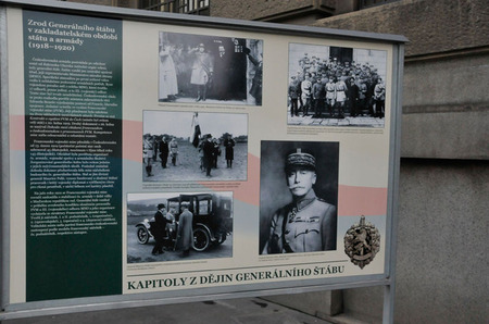 Úvodní panel připomíná počátky budování Československé armády a jejího hlavního velení