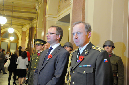 Hosty při vstupu do Rudolfina vítali státní tajemník Ministerstva obrany ČR Daniel Koštoval a zástupce náčelníka Generálního štábu AČR - inspektor AČR generálmajor Jaroslav Kocián