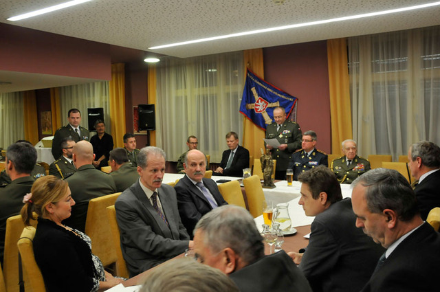 Přátelské setkání dělostřelců, bývalých rakeťáků i jejich příznivců, zahájil náčelník dělostřelectva české armády plukovník Ivan Mráz