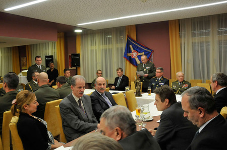 Přátelské setkání dělostřelců, bývalých rakeťáků i jejich příznivců, zahájil náčelník dělostřelectva české armády plukovník Ivan Mráz