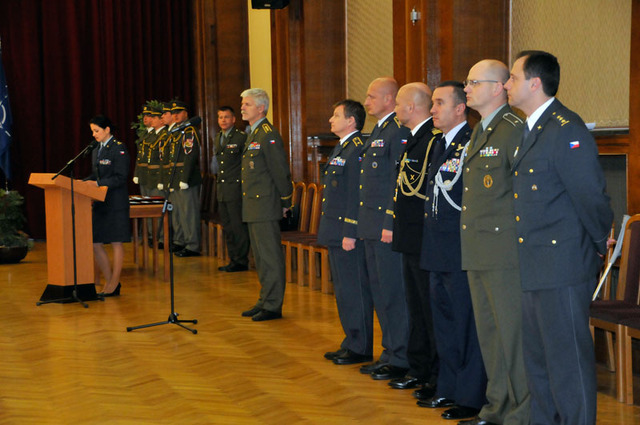 Čestní hosté slavnostního nástupu v hlavním sále Ministerstva obrany ČR